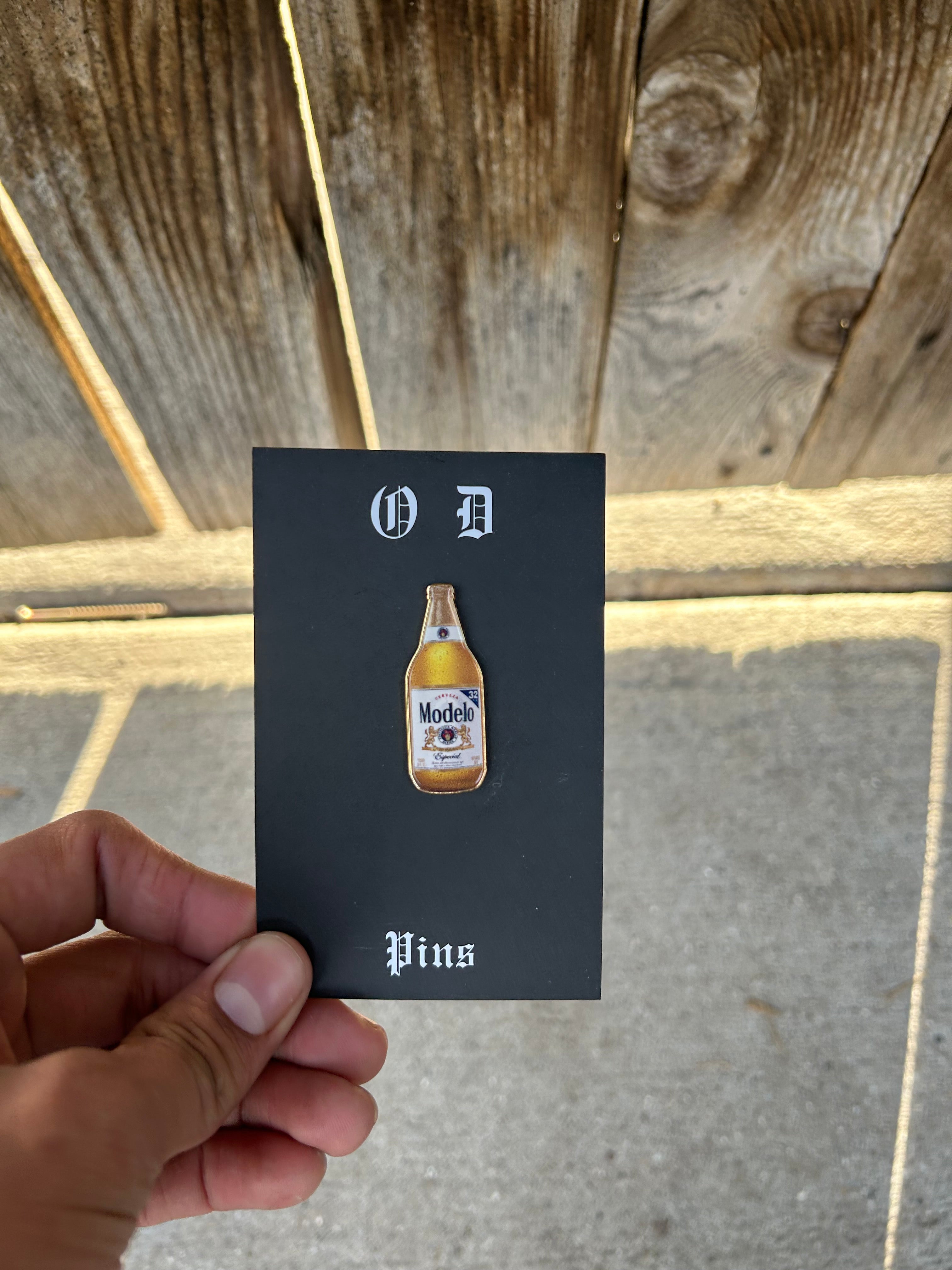 32 oz Modelo pin